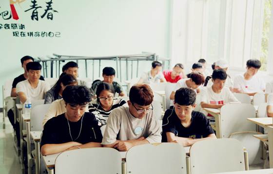 学生认真观看直播视频